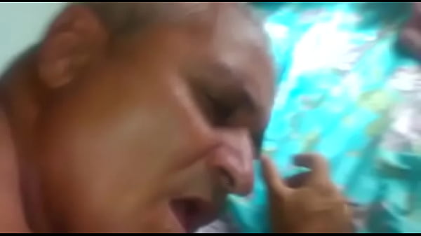 COMENDO O CÚ DO COROA E GOZANDO DENTRO